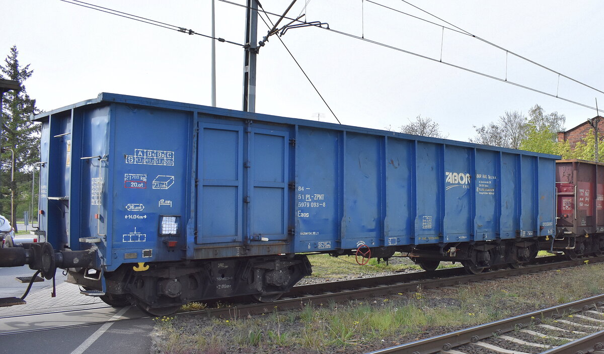 Polnischer Drehgestell-Hochbordwagen vom Einsteller ZABOR RAIL SP. z o.o. mit der Nr. 84 51 PL-ZPNT 5979 093-8 Eaos in einem Ganzzug am 04.05.23 Bahnhof Kostrzyn nad Odrą.