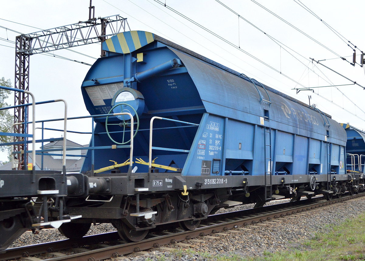 Polnischer Drehgestell-Schüttgutwagen mit Schwenkdach und dosierbarer Schwerkraftentladung der PKP Cargo mit der Nr. 31 RIV MC 51 PKPC 0822 018-9 Tadds 430S in einem Ganzzug am 30.09.20 am Rande des Bf. Kostrzyn.