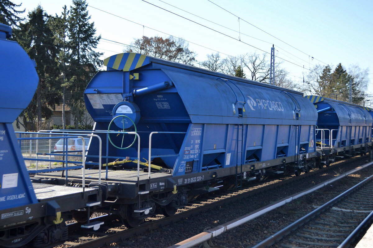 Polnischer Drehgestell-Schüttgutwagen mit Schwenkdach und dosierbarer Schwerkraftentladung der PKP Cargo mit der Nr. 31 RIV 51 PKPC 0822 328-2 Tadds-xx in einem Ganzzug am 14.02.22 Berlin-Hirschgarten.