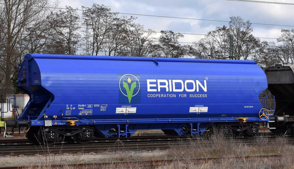 Polnischer Drehgestell-Schüttgutwagen mit Schwenkdach und dosierbarer Schwerkraftentladung für Getreidetransporte der ukrainischen Firmengruppe Eridon Group Companies der Nr. 33 TEN 51 PL-ERI 0764 038-5 Tagnpps (GE) in einem Getreidezug am 05.03.24 Durchfahrt Bahnhof Frankfurt/Oder.