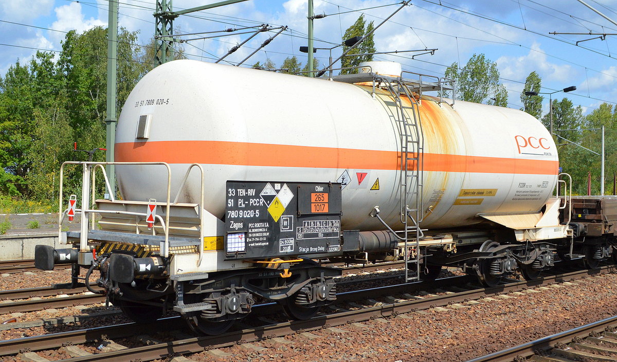 Polnischer Druckgaskesselwagen der Fa. PCC ROKITA S.A. mit der Nr. 33 TEN-RIV 51 PL-PCCR 780 9 020-5 Zagns (UN-Nr.: 265/1017 = Chlor) in einem gemischtem Güterzug am 14.08.19 Bahnhof Flughafen Berlin Schönefeld.