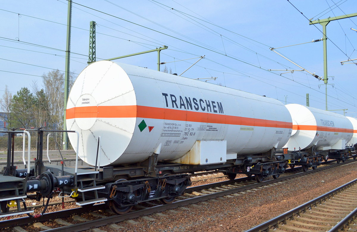 Polnischer Druckgaskesselwagen der Fa. TRANSCHEM Sp. z o.o. mit der Nr. 33 RIV 51 PL-TM 7912 162-9 Zagkks (UN-Nr.: 22/2187 = Kohlenstoffdioxid, tiefgekühlt, flüssig) im einem Kessel- und Silowagenzug am 05.04.19 Bf. Flughafen Berlin-Schönefeld. 