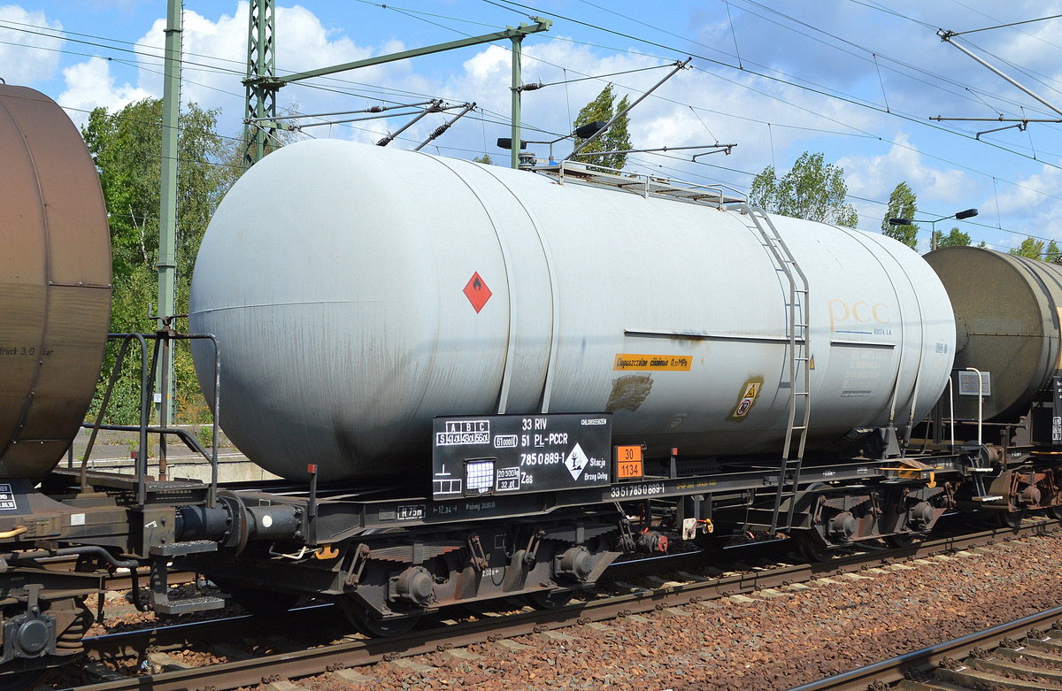 Polnischer Kesselwagen vom Einsteller PCC ROKITA S.A. mit der Nr. 33 RIV 51 PL-PCCR 7850 889-1 Zas (UN-Nr.: 30/1134 = Chlorbenzol) am 14.08.19 in einem Kesselwagenzug Bf. Flughafen Berlin Schönefeld.