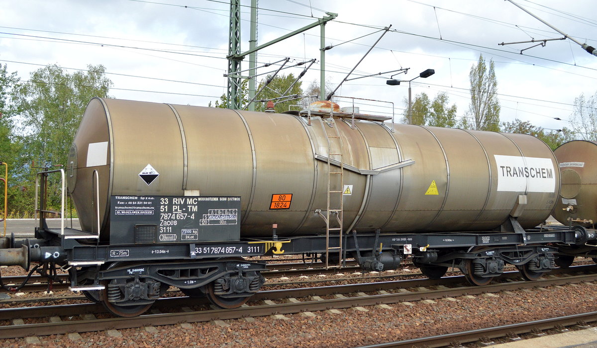 Polnischer Kesselwagen der Fa. TRANSCHEM Sp z o.o. mit der Nr. 33 RIV MC 51 PL-TM 7874 657-4 Zaces (UN-Nr.: 80/1824 = Natriumhydroxidlösungen (Natronlaugen)) in einem Kesselwagenzug am 18.09.19 Bahnhof Flughafen Berlin Schönefeld.