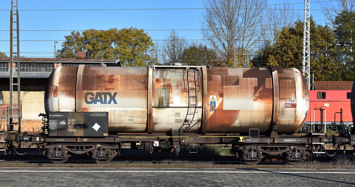 Polnischer Kesselwagen der Tochtergesellschaft GATX Rail Poland sp. z o.o. mit der Nr. 33 RIV 51 PL-GATXP 7971 149-4 Zaes in einem Kesselwagenzug aus Polen am 13.11.23 Höhe Bahnhof Frankfurt Oder.