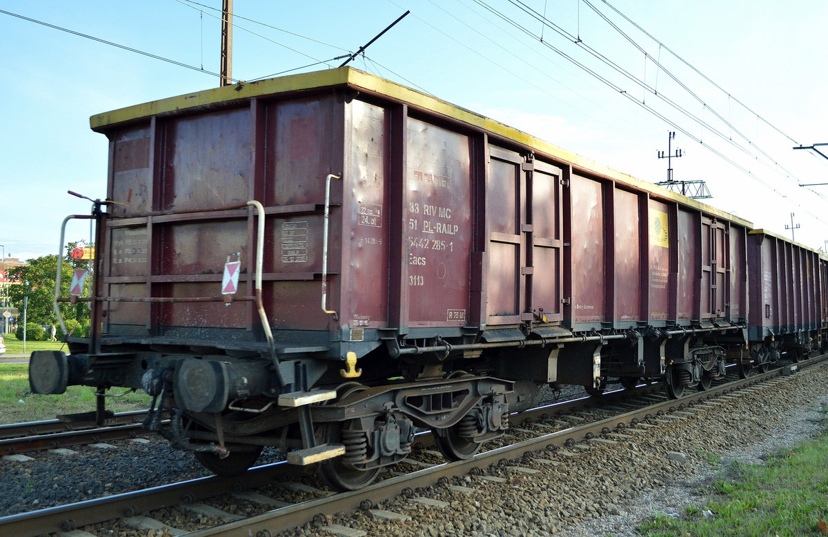 Polnischer Offener Drehgestell-Güterwagen vom Einsteller Rail Polska Sp. Z o.o mit der Nr. 33 RIV MC 51 PL-RAILP 5442 281-1 Eaos 3113 in einem Ganzzug am 30.09.20 am Rande des Bf. Kostrzyn.