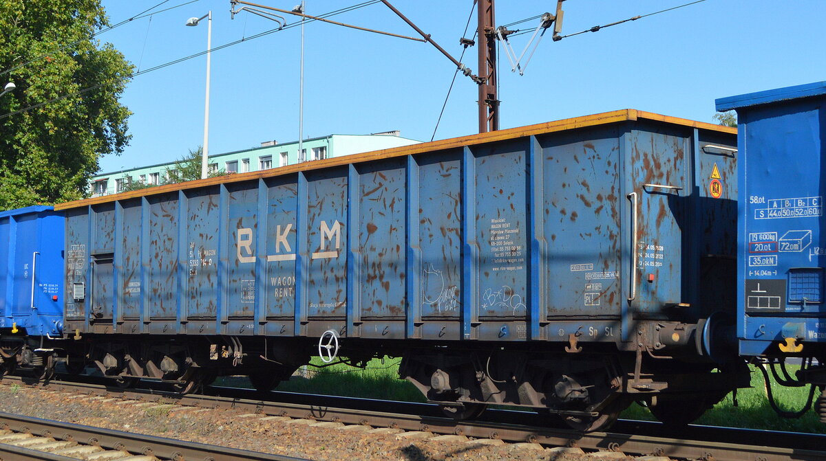 Polnischer offener Drehgestell-Güterwagen vom Einsteller WAGON-RENT Mirosław Maszoński mit der Nr. 84 51 PL-WAGON 5333 714-0 Eaos mit der Aufschrift: RKM in eimen Ganzzug der PKP Cargo am 14.09.21 kurz vor der Durchfahrt Bf. Kostrzyn (Polen).