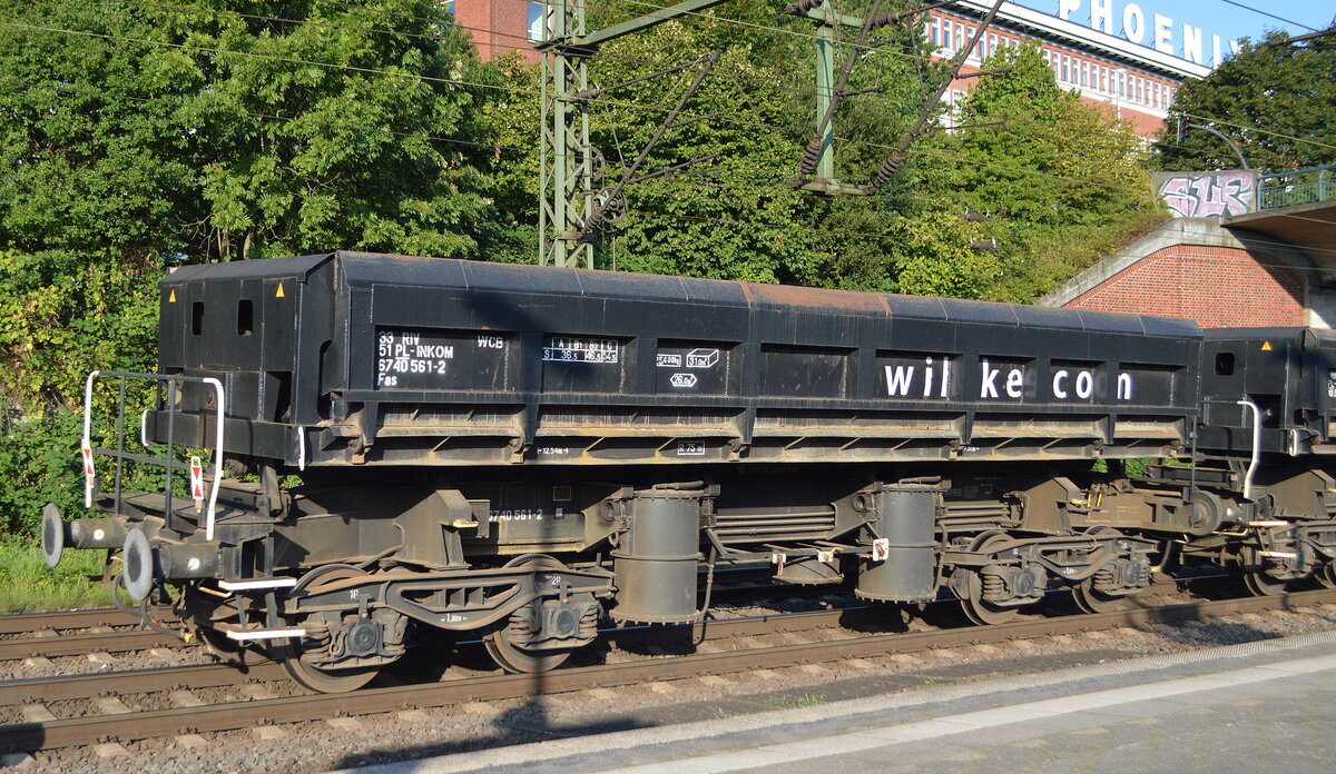 Polnischer Schüttgutkippwagen vom Einsteller P.W. INTER-KOMTRANS SYLWESTER KOMISAREK vermietet an die Fa. Willke Logistics GmbH in Hamburg mit der Nr. 33 RIV 51 PL-INKOM 6740 561-2 Fas in einem Schotterzug (leer) am 08.09.21 Bf. Hamburg-Harburg. 