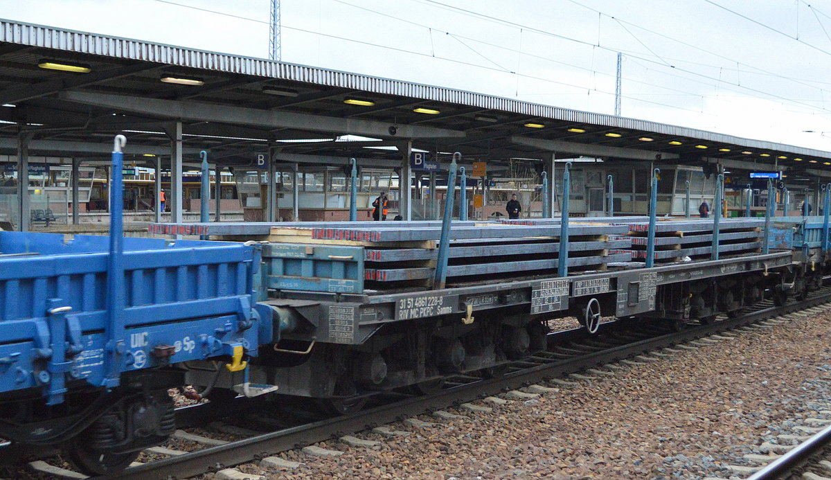 Polnischer sechsachsiger Drehgestell-Flachwagen der PKP Cargo mit der Nr. 31 RIV MC 51 PL-PKPC 4861 228-8 Samms beladen mit Stahlelementen am 29.01.19 Bf. Flughafen Berlin-Schönefeld.