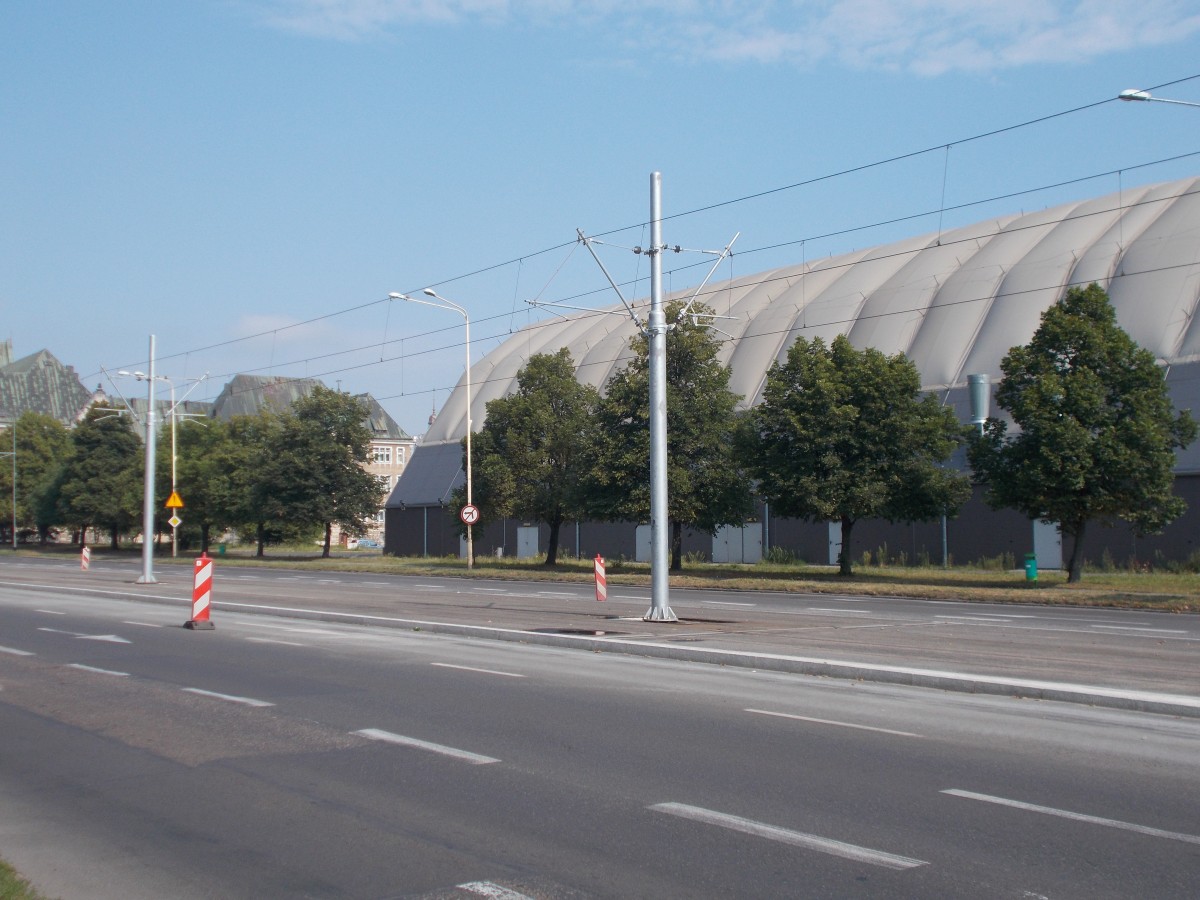 Polnischer Straßenbahnfahrleitungsmast mit zwei Auslegern,am 16.August 2015,in Szczecin.