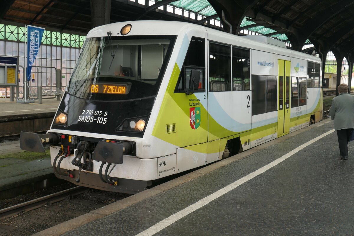 polnischer Triebwagen SA 105_105 als Regionalbahn nach Zielona Góra, fotografiert am 06.05.2023 im  Bahnhof Görlitz