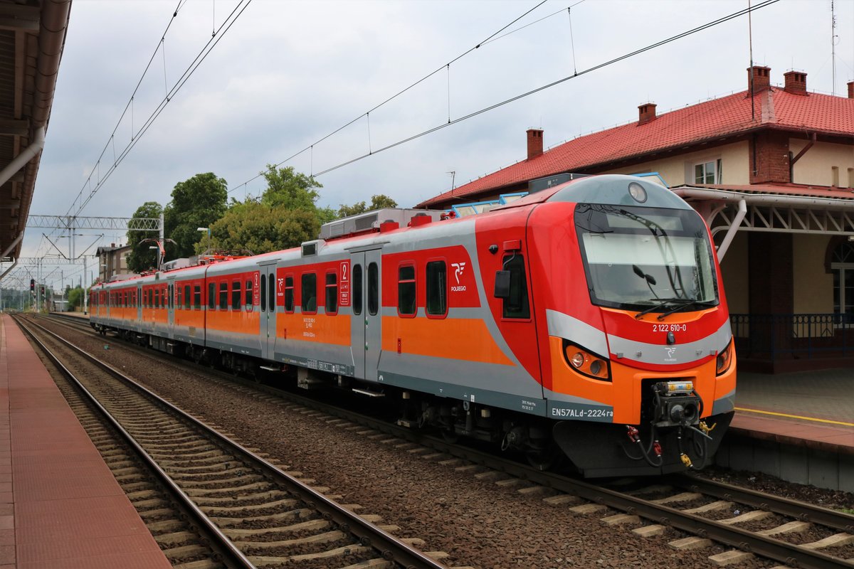 Polregio EN57 (modernisiert) 122 610-0 am 18.07.18 in Rzepin (Polen)