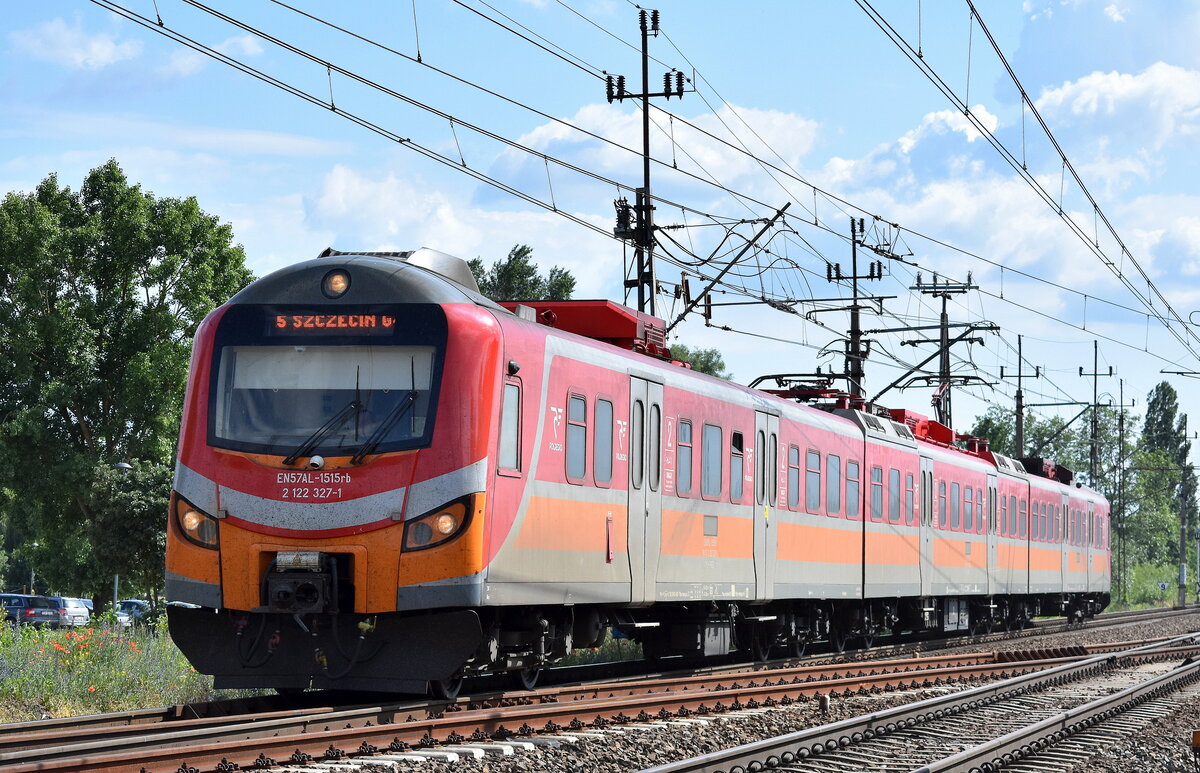 Polregio sp. z o.o. mit dem Elektrotriebzug/Regionalzug  EN57AL-1515rb  (NVR:  94 51 2 122 327-1 PL-PREG ) am 14.06.23 Einfahrt Bahnhof Kostrzyn nad Odrą.