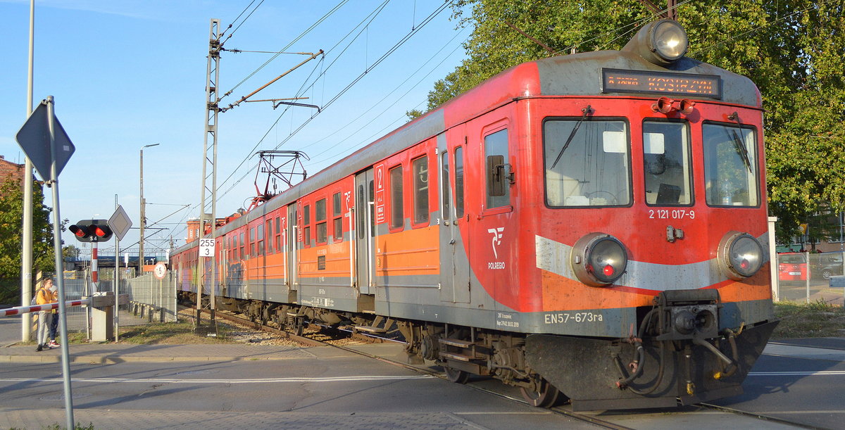 Polregio sp. z o.o. registriert unter PKP Przewozy Regionalne Sp.z o.o. mit dem älteren E-Triebzug  EN57-673ra/rb  (NVR:  94 51 2 121 017-9 PL-PREG, 94 51 2 121 019-5 PL-PREG ) bei der Einfahrt am 30.09.20 im Bf. Kostrzyn. 