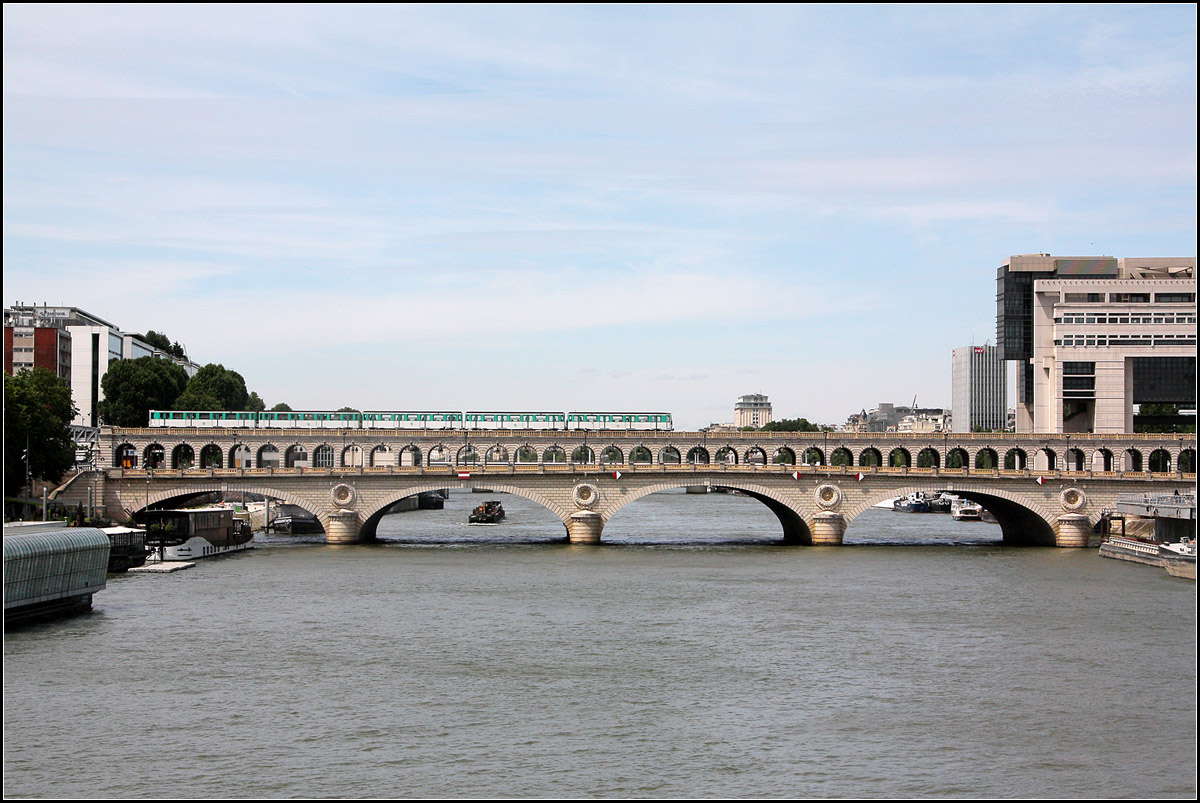 Pont de Bercy MIT Metrozug -

Ein Zug der Pariser Linie 6 auf der Hochbahntrasse der Pont de Bercy.

18.07.2012 (M)