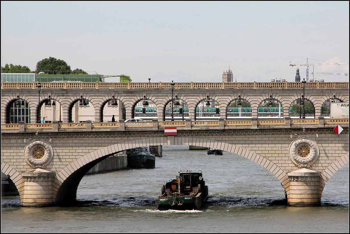Pont de Bercy OHNE Metrozug -

... aber dafür überquert gerade im Hintergrund ein Zug auf der Linie 5 die Seine auf dem Vaduc d'Austerlitz, einer ausschließlich für die Metro gebauten Seinebrücke.

18.07.2012 (M)