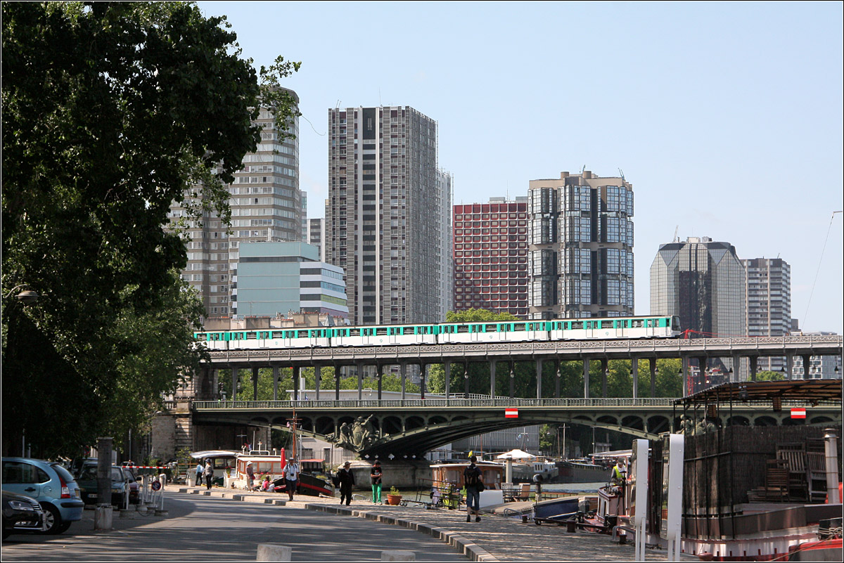 Pont de Bir-Hakeim - 

Ein Metrozug auf der oberen Ebene der Pont de Bir-Hakeim über die Seine vor der Kulisse der Hochhäuser des Pariser Stadtbezirkes Grenelle.

18.07.2012 (M)


