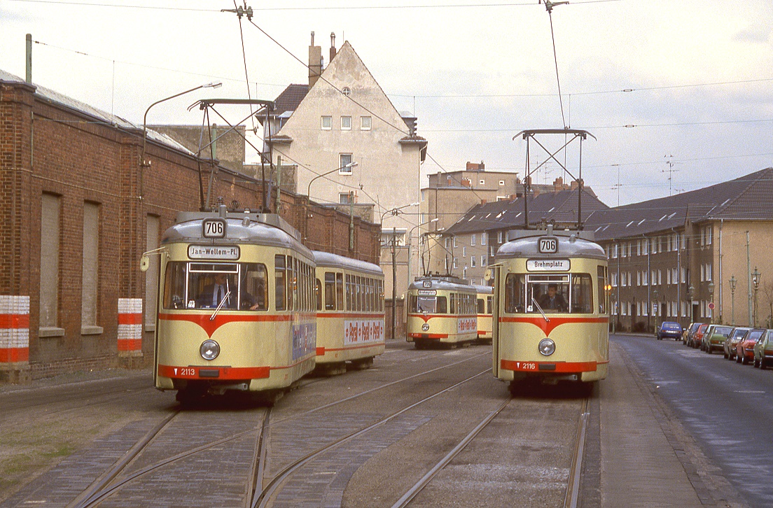 Pony-Parade am Btf.Steinberg, Tw 2113, 2117, 2116 warten auf die n�chste Runde auf Linie 706, 02.04.1986.