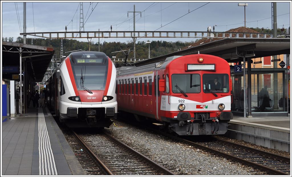 Porrentruy, S3 522 207 nach Basel-Olten und Regio mit ABt 922 der CJ nach Bonfol (13.10.2014)