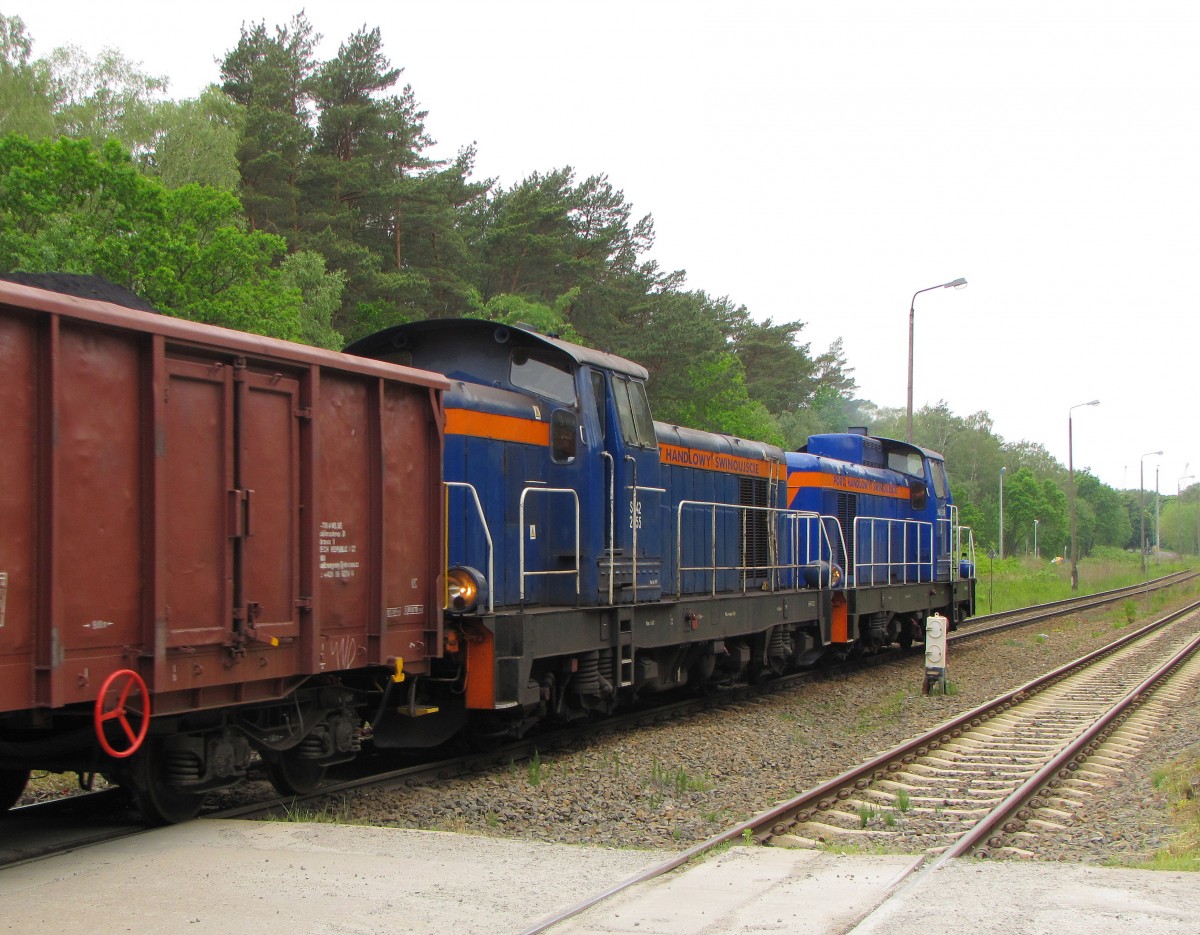 Port Handlowy Świnoujście 1 (SM42-2255) und 3 (SM42-22x8) drcken am 31.05.2014 tschechische und slowakische Wagen mit Kohle vom Hafen zum Gterbahnhof in Świnoujście.
