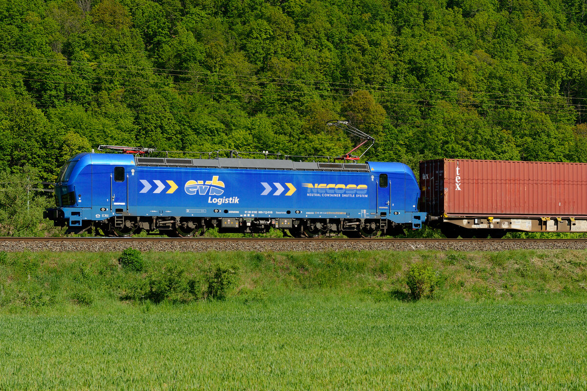 Portaitaufnahme von 192 005 EVB mit einem Containerzug bei Wernfeld Richtung Würzburg, 07.05.2020