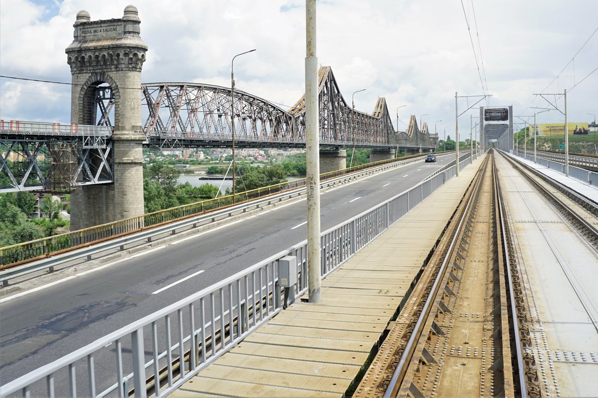 Portal der 1895 eröffneten Anghel-Saligny-Brücke (König Karl I.-Brücke) an der Strecke Bukarest-Constanza.
Die Brücke wurde 1987 durch die Cernavoda Brücke abgelöst.
Das Foto vom 21.05.2018 konnte durch die Türscheibe des letzten Wagens (wo geht so was heute noch) aufgenommen werden.

