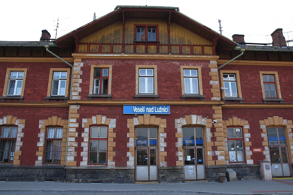 Portal des Bahnhof Veseli nad Luznice am Morgen des 05.August 2018.