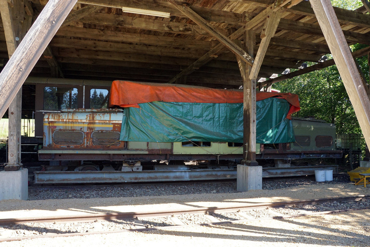 Portes-ouvertes
du dépôt des locomotives de La Traction
Gare de Pré-Petitjean (Montfaucon)
Impressionen vom 23. Juni 2018.
Zu diesem Anlass der besonderen Art sind viele Festbesucher mit Autos derselben Epoche angereist.
In der hintersten Ecke der Remise wartet von den meisten Festbesuchern unbemerkt die spanische Krokodil Lokomotive FEVE-BR 4000 auf die Aufarbeitung.
Foto: Walter Ruetsch  