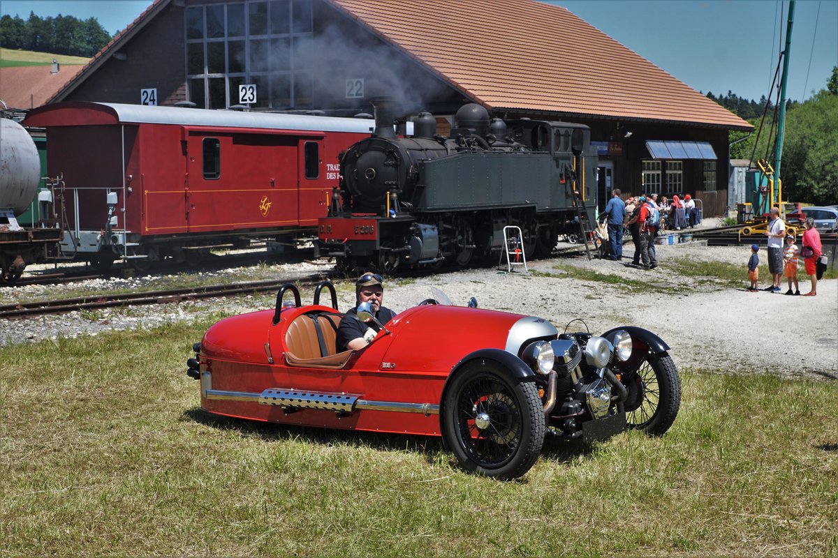 Portes-ouvertes
du dépôt des locomotives de La Traction
Gare de Pré-Petitjean (Montfaucon)
Impressionen vom 23. Juni 2018.
Zu diesem Anlass der besonderen Art sind viele Festbesucher mit Autos derselben Epoche angereist.
Der Besitzer von diesem tollen Sportwagen ist mit der Veröffentlichung einverstanden.
Foto: Walter Ruetsch  