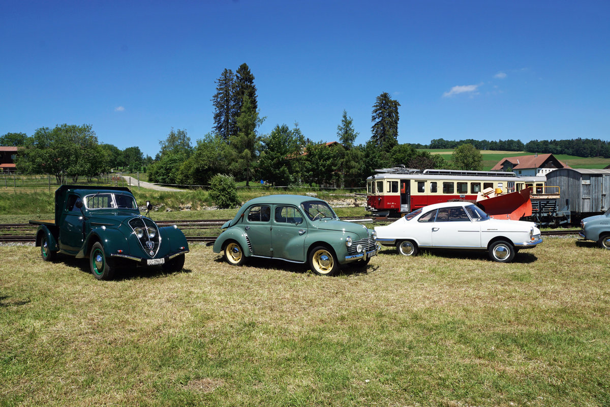 Portes-ouvertes
du dépôt des locomotives de La Traction
Gare de Pré-Petitjean (Montfaucon)
Impressionen vom 23. Juni 2018.
Zu diesem Anlass der besonderen Art sind viele Festbesucher mit Autos derselben Epoche angereist.
Foto: Walter Ruetsch  