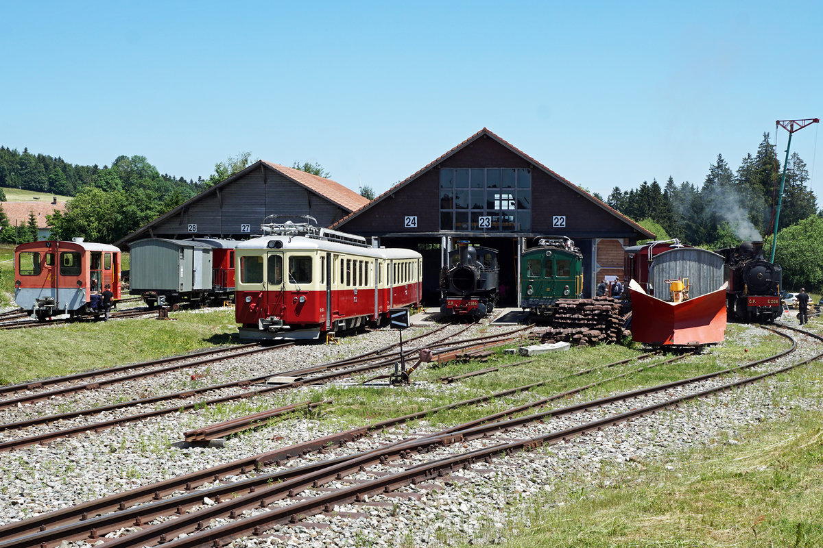 Portes-ouvertes
du dépôt des locomotives de La Traction
Gare de Pré-Petitjean (Montfaucon)
Impressionen vom 23. Juni 2018.
Zu diesem Anlass der besonderen Art sind viele Festbesucher mit Autos derselben Epoche angereist.
Foto: Walter Ruetsch  