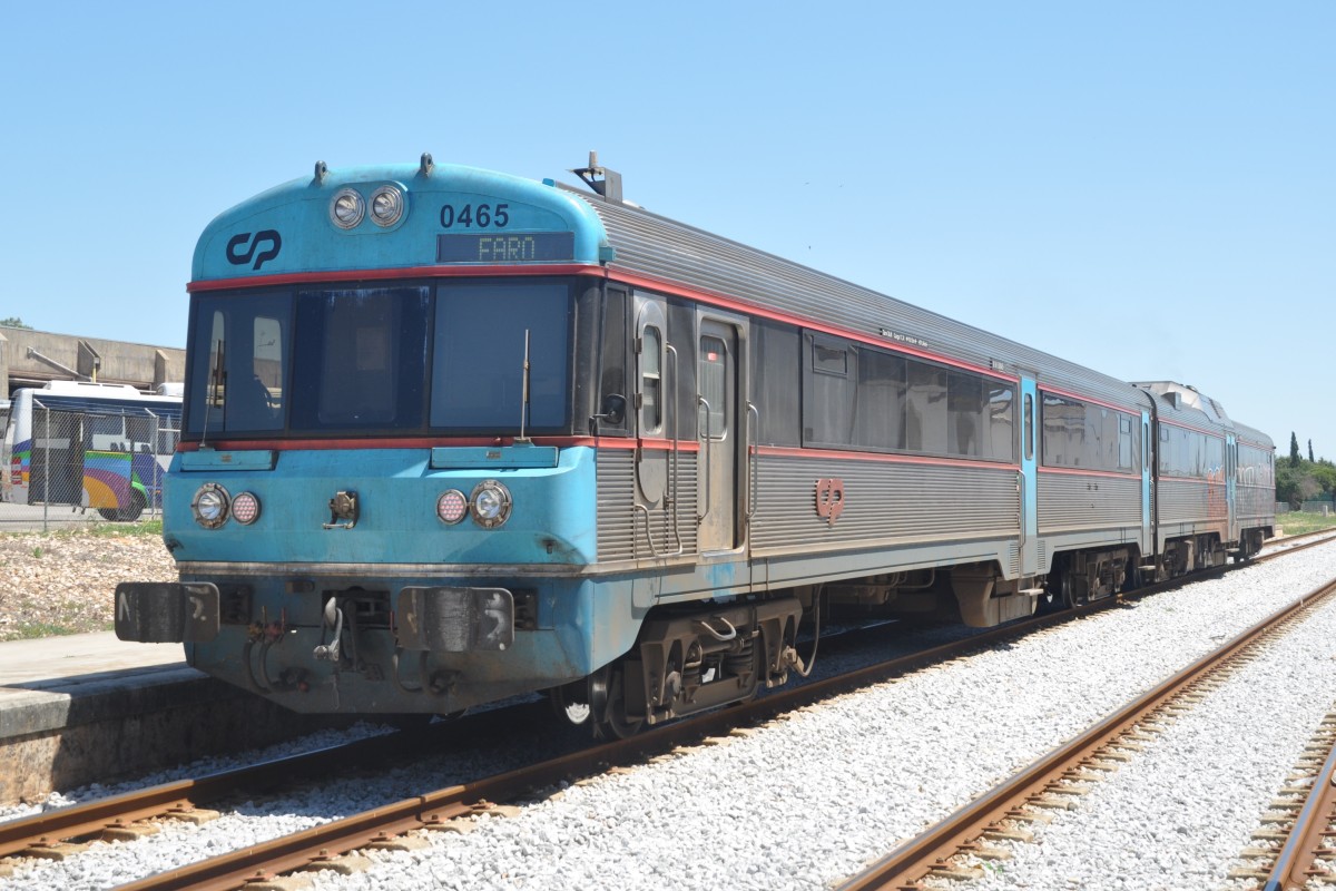 PORTIMÃO (Distrikt Faro), 29.04.2014, Regionalzug nach Faro beim Halt an Gleis 2