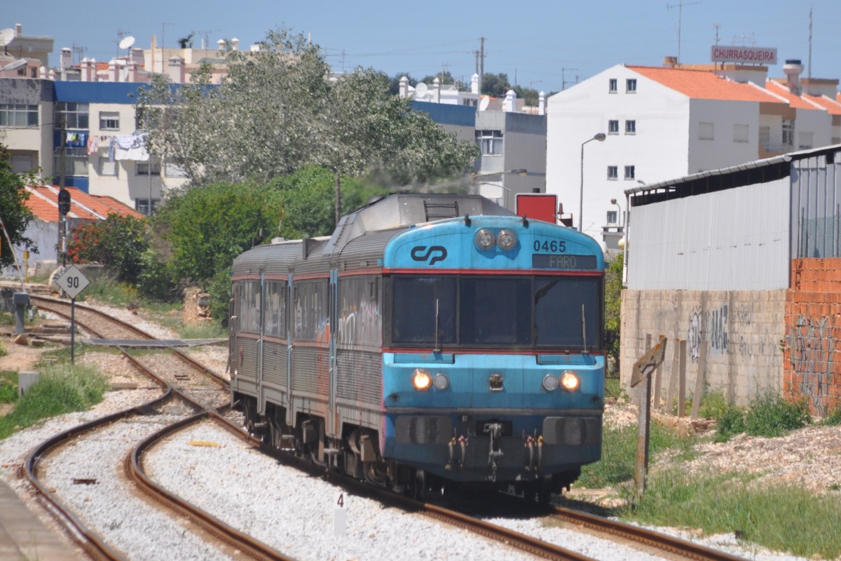 PORTIMÃO (Distrikt Faro/Concelho Portimão), 29.04.2014, Regionalzug nach Faro bei der Einfahrt in den Bahnhof