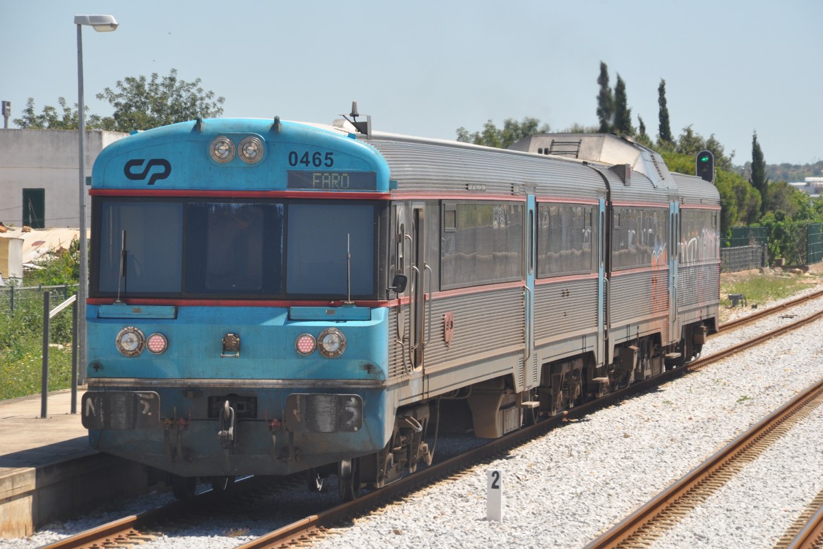 PORTIMÃO (Distrikt Faro/Concelho Portimão), 29.04.2014, Regionalzug nach Faro bei der Ausfahrt aus dem Bahnhof