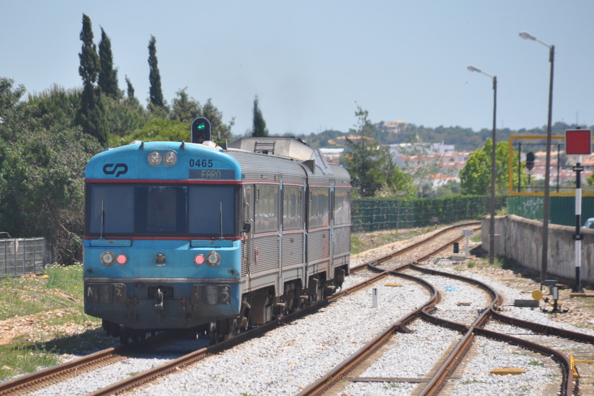 PORTIMÃO (Distrikt Faro/Concelho Portimão), 29.04.2014, Regionalzug nach Faro bei der Ausfahrt aus dem Bahnhof