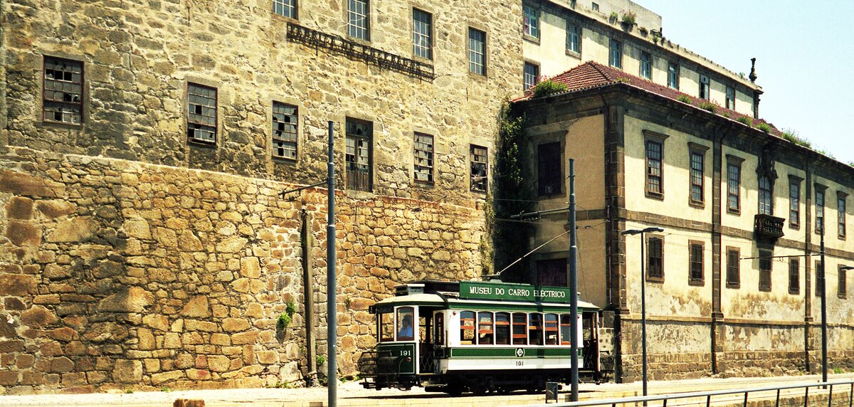 Porto Elétricos__Tw 191 direkt am Douro-Kai in der Rua da Monchique.__06-2000