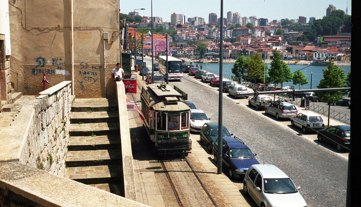 Porto Elétricos__Tw 191 in der Rua Nova da Alfândega, nahe 'Infante' auf der Fahrt zum Atlantik.__06-2000