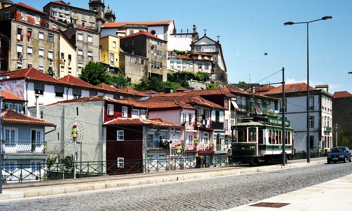 Porto Elétricos__Tw 191 vor Altstadt-Kulisse in der Rua Nova da Alfândega auf der Fahrt zum Atlantik.__06-2000