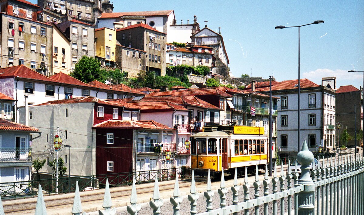 Porto Elétricos__Tw 222 vor Altstadt-Kulisse in der Rua Nova da Alfândega auf der Fahrt zum Atlantik.__06-2000
