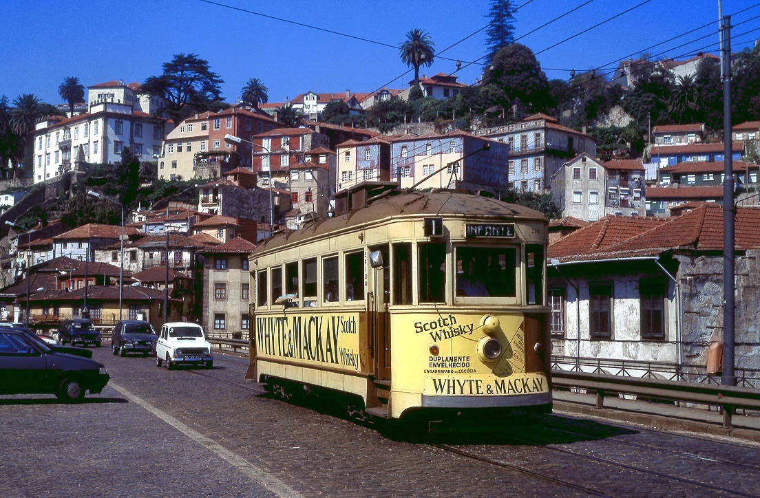 Porto Tw 280 in der Rua de Miragaia kurz vor Erreichen der stadtnahen Endstelle Infante, 14.09.1990.