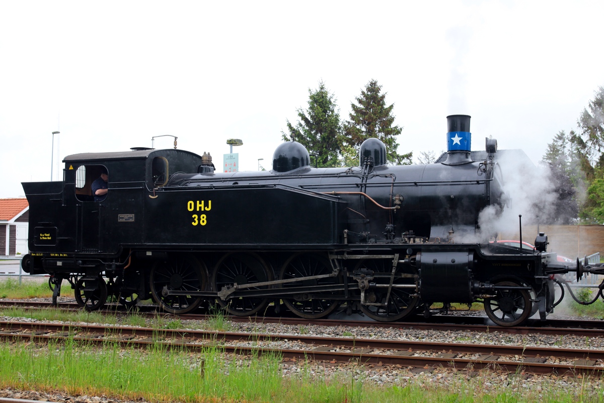 Porträt der 38 der OHJ (Odsherreds Jernbane) in Høng am 31.05.2019. Diese Lok wurde von Henschel 1917 mit der Fabr.-Nr. 14299 gebaut und wird derzeit durch die Vestsjællands Veterantog eingesetzt. 