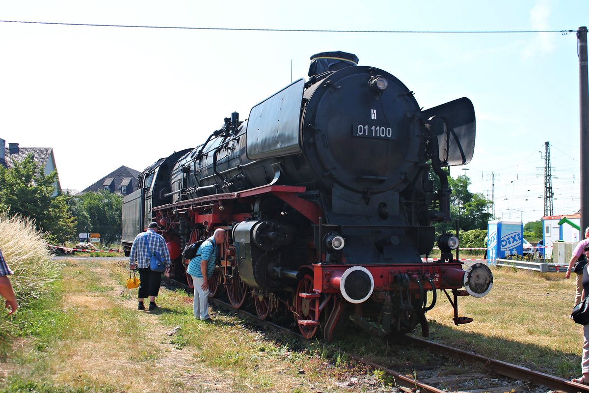 Portrait von 01 1100, als diese am 22.06.2019 auch zum Sommerfest des DB Museums hinter der Drehscheibe in Koblenz Lützel stand und von den Besuchern bestaunt wurde.