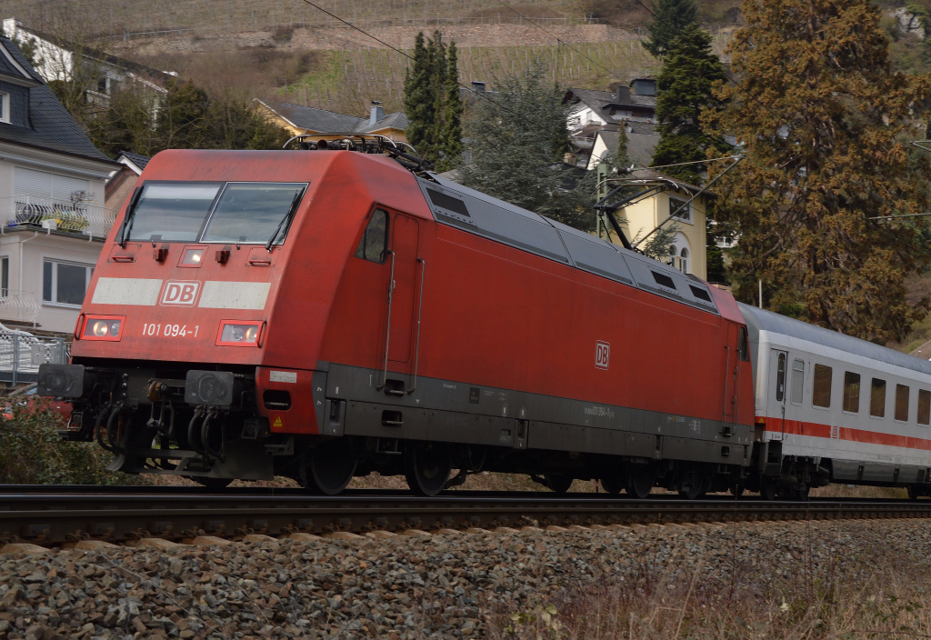 Portrait der 101 094-1 in Oberwesel mit einem IC in Richtung Bingen unterwegs.
Samstag 28.3.2015