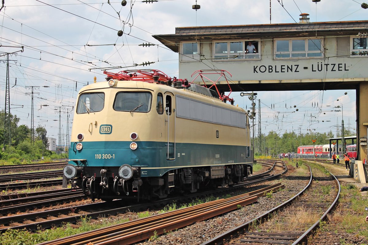 Portrait von 110 300-1, als diese am Nachmittag des 22.06.2019 an der Fahrzeugparade des Sommerfestes vom DB Museum in Koblenz Lützel teilnahm.