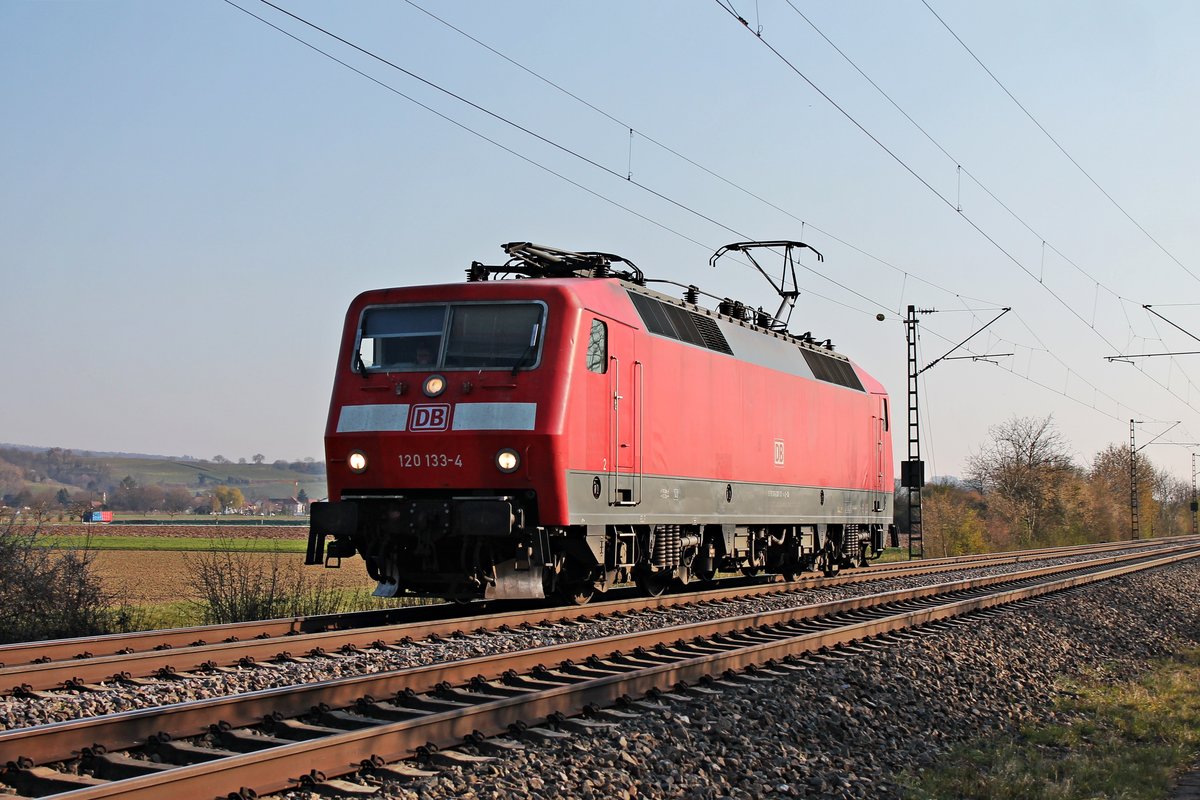 Portrait von 120 133-4, als sie am Abend des 02.04.2020 als PbZ 2462 (Basel Bad Bf - Frankfurt (Main) Hbf) und ohne Anhang nördlich von Hügelheim über die Rheintalbahn in Richtung Freiburg (Breisgau) fuhr.