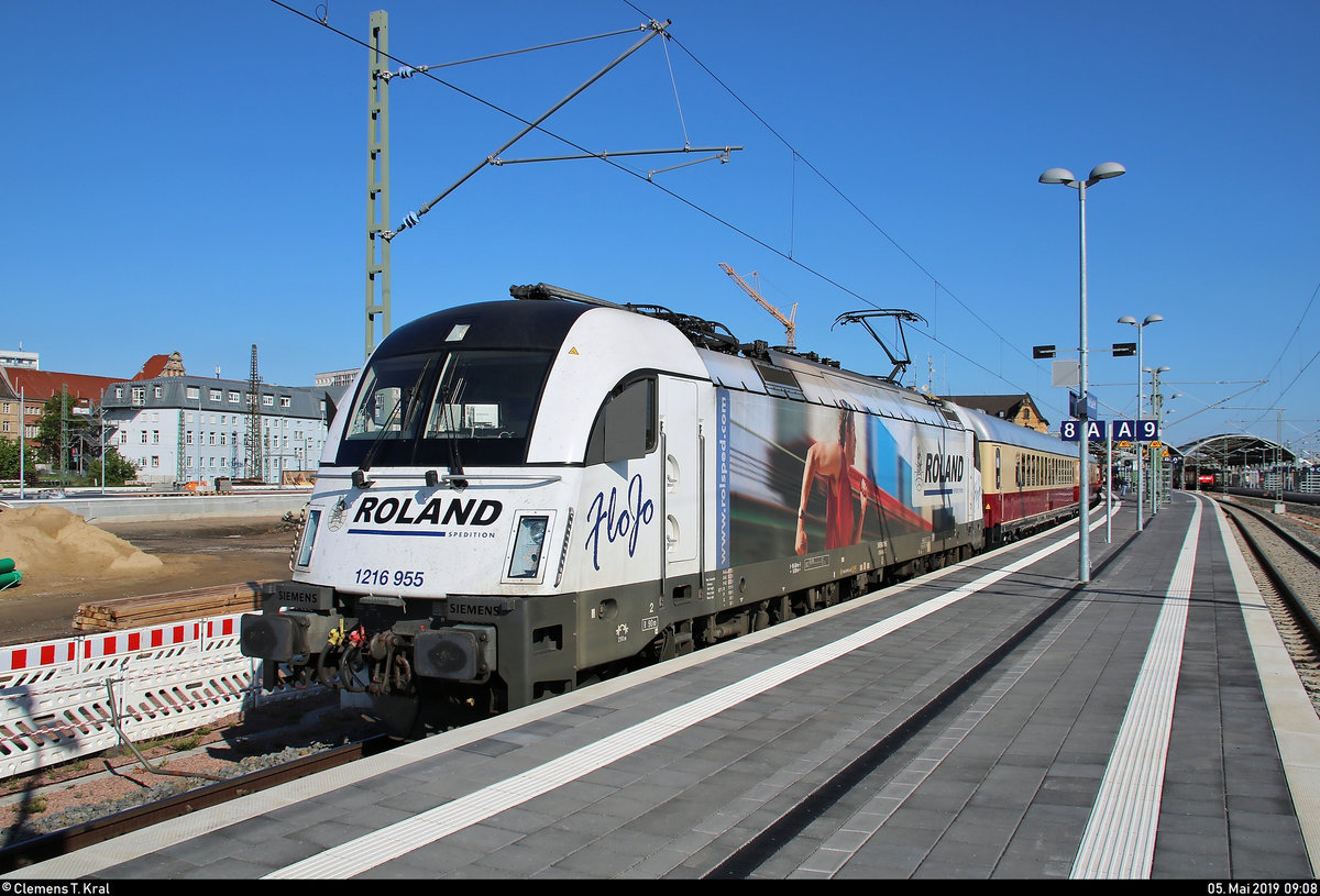 Portrait von 1216 955-5 (Siemens ES64U4) der Wiener Lokalbahnen Cargo GmbH (WLC), mit Werbung für den Transportpartner Roland Spedition GmbH, als AKE 50 (AKE-RHEINGOLD-Sonderzug) von Cottbus Hbf nach Wien Westbahnhof (A), der in Halle(Saale)Hbf auf Gleis 8 steht.
[5.5.2019 | 9:08 Uhr]