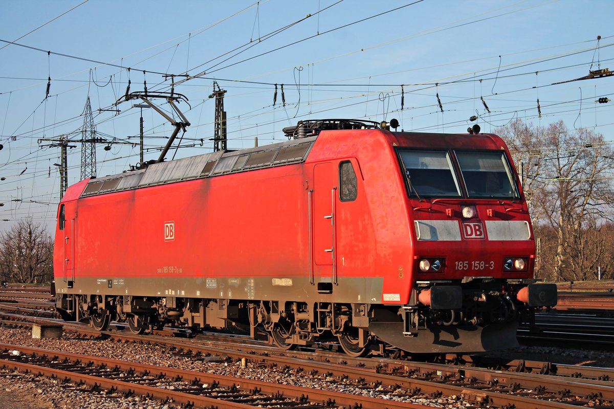 Portrait von 185 158-3, als diese am 14.02.2018 als Lokzug durch den Badischen Bahnhof von Basel gen Rangierbahnhof Muttenz fuhr, um dort dann einen Güterzug gen Deutschland zu bespannen.