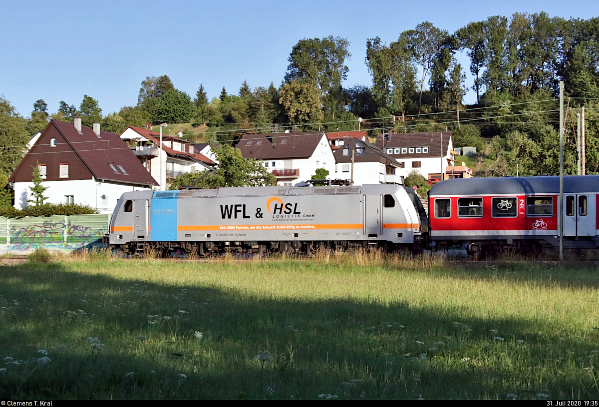Portrait von 185 689-7 in Wernau (Neckar).

🧰 Railpool GmbH, vermietet an die HSL Logistik GmbH (HSL), untervermietet an die Wedler Franz Logistik GmbH & Co. KG (WFL) und im Dienste der Abellio Rail Baden-Württemberg GmbH (Ersatzzug)
🚝 IRE 95875 (IRE6) Stuttgart Hbf–Tübingen Hbf
🚩 Bahnstrecke Plochingen–Tübingen (Neckar-Alb-Bahn | KBS 760)
🕓 31.7.2020 | 19:35 Uhr