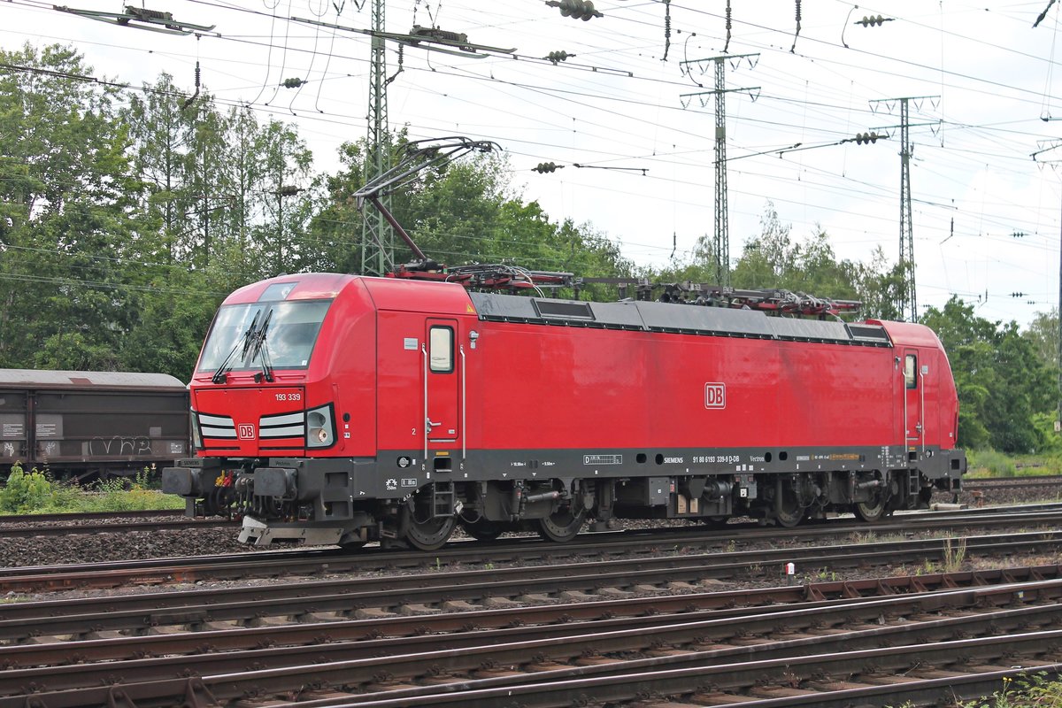 Portrait von 193 339, als diese am Nachmittag des 22.06.2019 von ihrem gemischten Güterzug im Rangierbahnhof in Koblenz Lützel neben das DB Museum vorzog, um später dann als Lokzug wieder nach Gremberg zurück zu fahren.