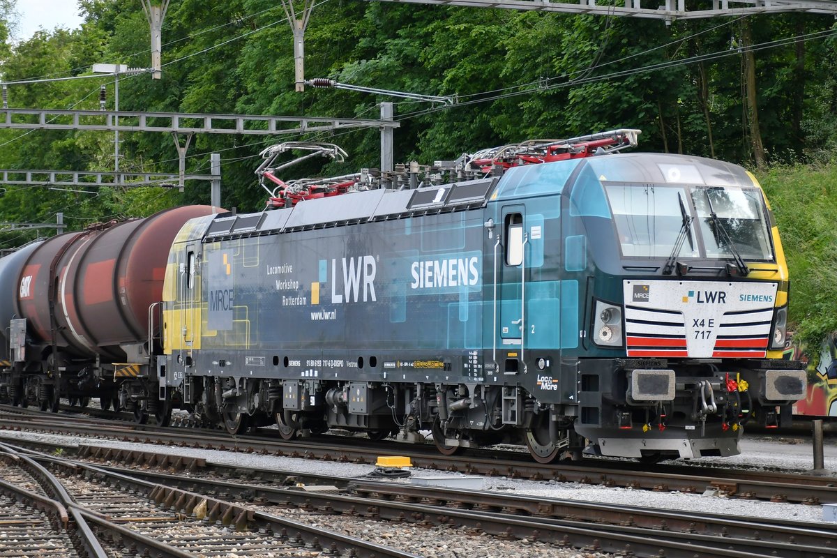 Portrait der 193 717 bei der Ausfahrt aus Birsfelden Hafen (Basel) am Nachmittag des 22.05.2020. 
Aufgenommen vom öffentlich zugänglichen Bahnübergang, welcher über die nicht elektrifizierten Industriegleise führt und der zum Zeitpunkt der Ausfahrt des Zuges nicht gesperrt war.
